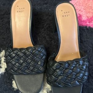 Black knotted sandals